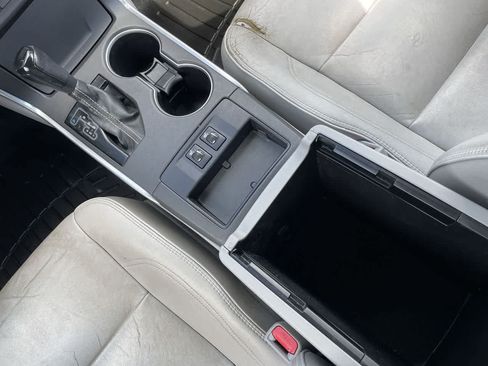 Used 2015 Toyota Camry XLE w/ Moonroof Package FWD image 23