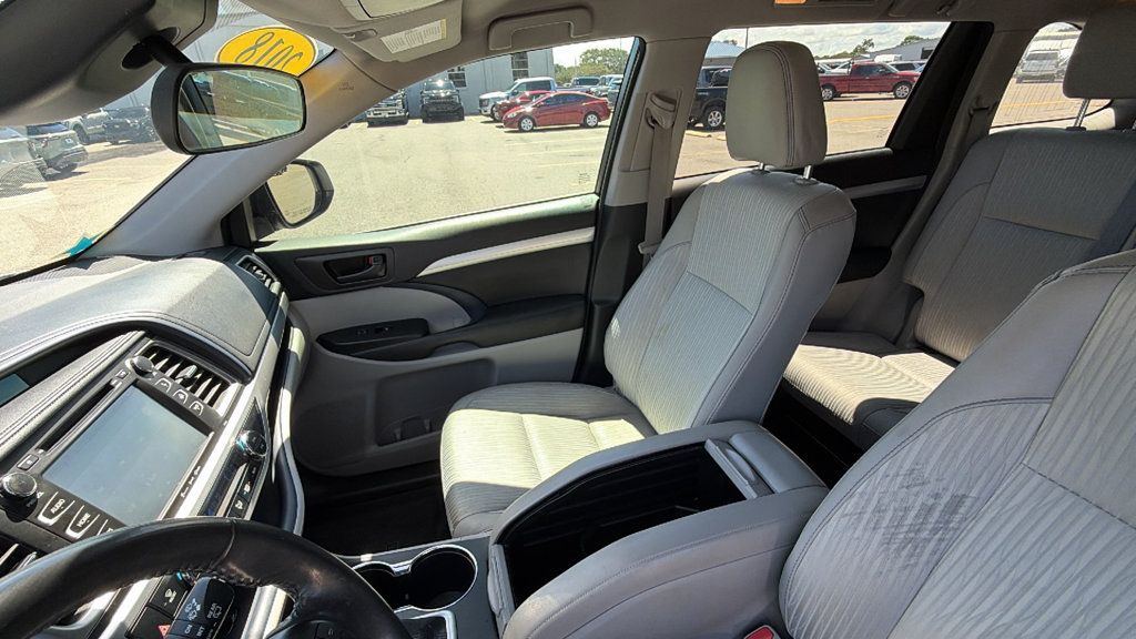Used 2018 Toyota Highlander Plus FWD image 22