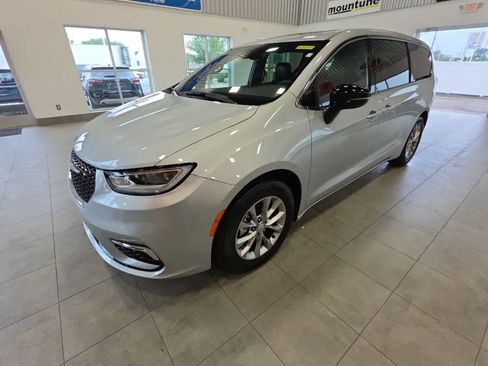 Used 2026 Chrysler Pacifica Limited FWD image 1