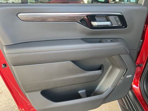 New 2025 Chevrolet Suburban Premier image 9