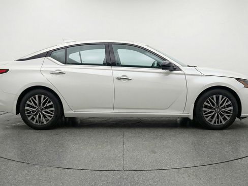 Used 2025 Nissan Altima 2.5 SV FWD image 11