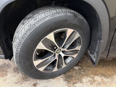 Used 2023 Toyota Highlander XLE image 4