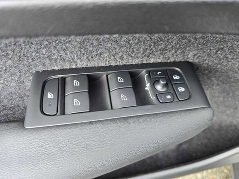 Used 2025 Volvo XC40 B5 Core image 24