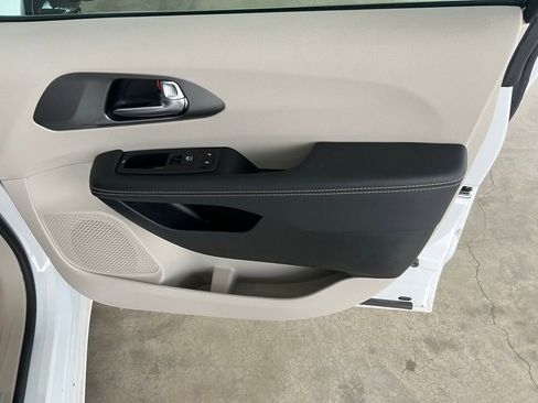 Used 2024 Chrysler Pacifica Touring-L image 25
