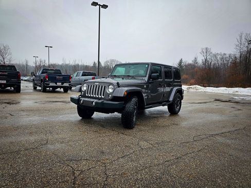 Used 2017 Jeep Wrangler Unlimited Sahara w/ Connectivity Group image 8
