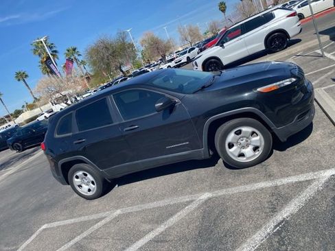 Used 2016 Jeep Cherokee Sport image 3