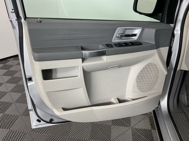 Used 2008 Chrysler Town & Country Touring FWD image 12