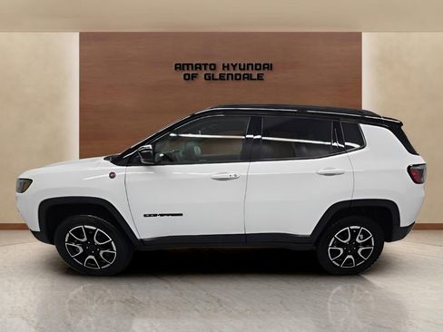 Used 2025 Jeep Compass Trailhawk image 3