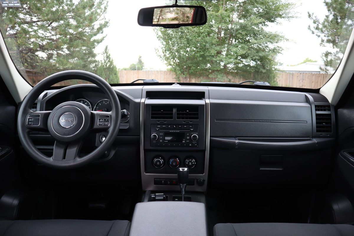 Used 2012 Jeep Liberty Sport w/ Driver Convenience Group AWD/4WD image 18