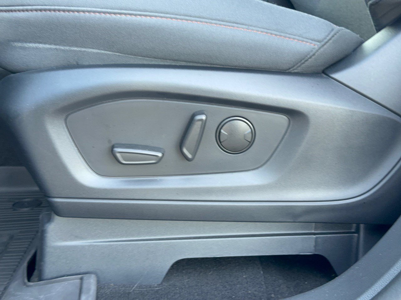 Used 2025 Ford Explorer Active RWD image 16
