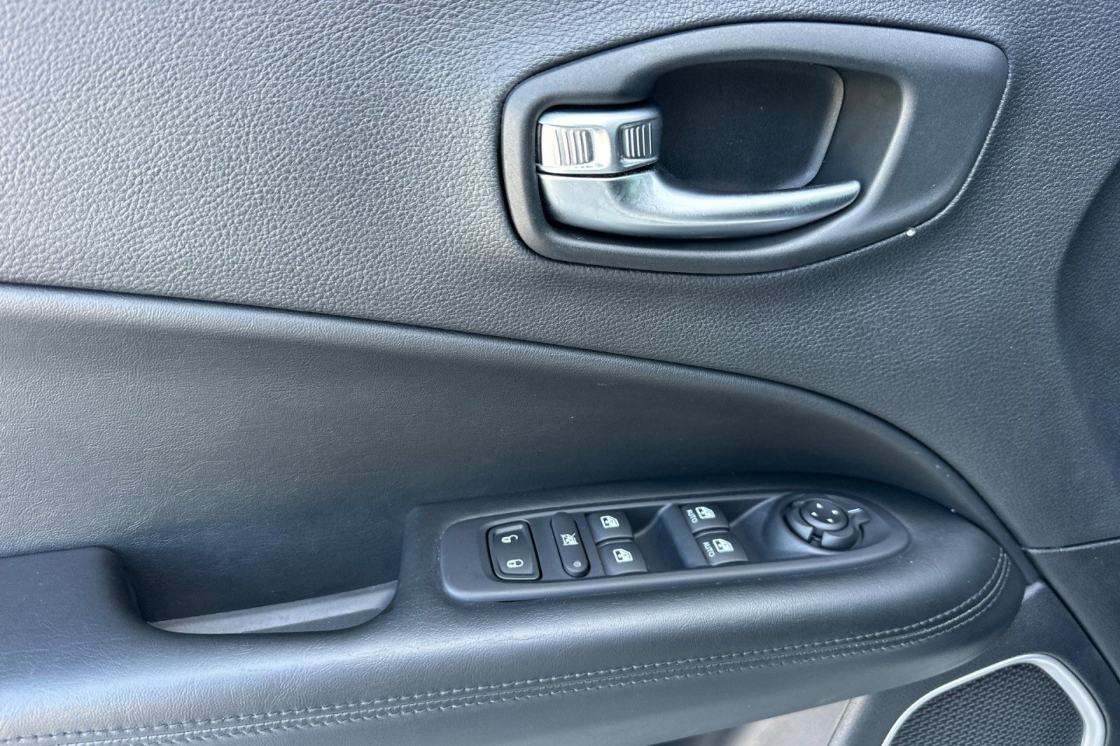 Used 2019 Jeep Compass Latitude FWD image 12