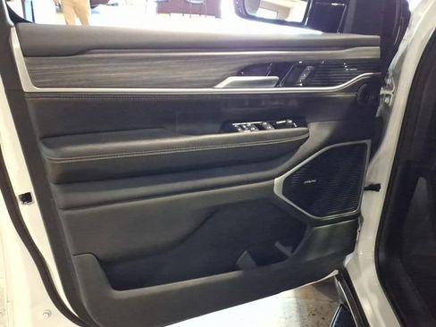 Used 2024 Jeep Wagoneer L Series II w/ Flexible Seating Group AWD/4WD image 12