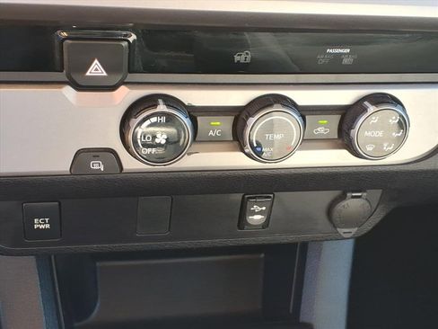 Used 2017 Toyota Tacoma SR5 image 17