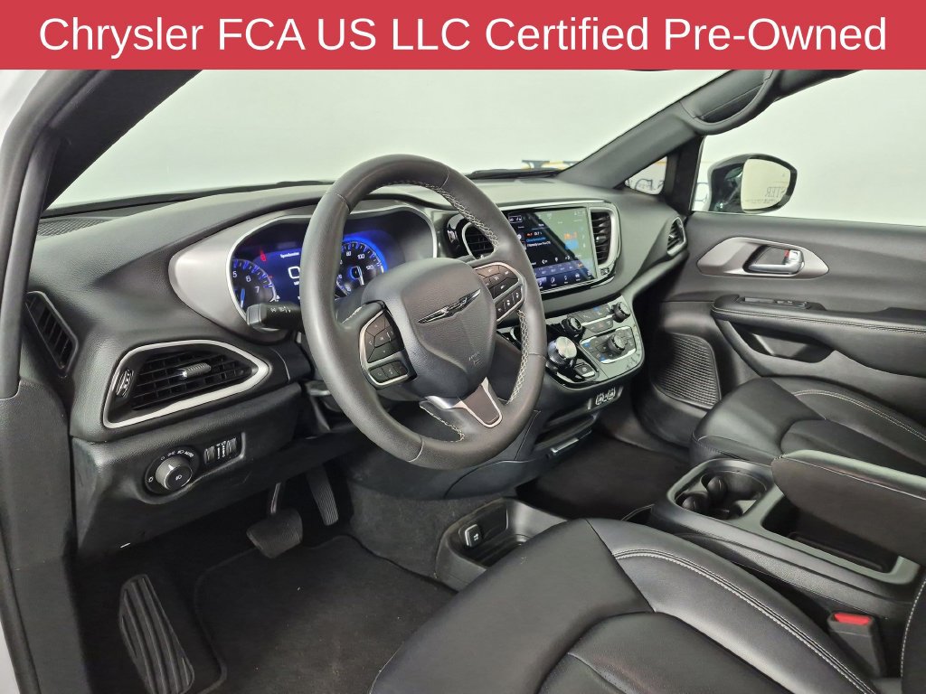 Certified 2025 Chrysler Pacifica Select FWD image 19