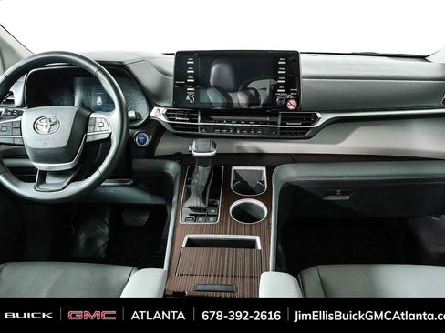 Used 2024 Toyota Sienna XLE FWD image 19