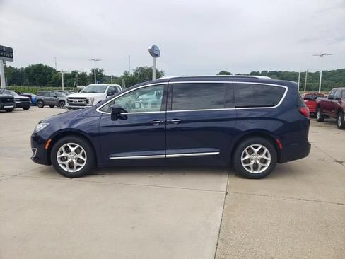 Used 2017 Chrysler Pacifica Touring-L Plus w/ Tire & Wheel Group FWD image 9