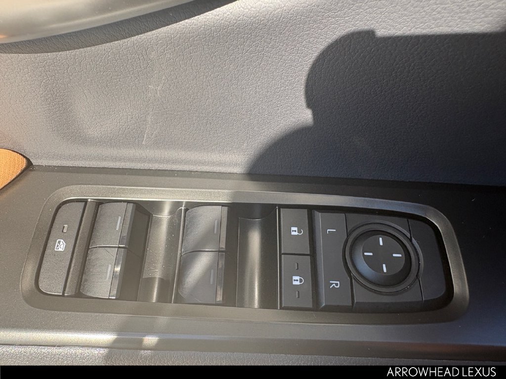 Used 2025 Lexus UX 300h FWD w/ Accessory Package (Z2) image 18