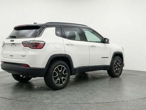 Used 2025 Jeep Compass Trailhawk AWD/4WD image 9