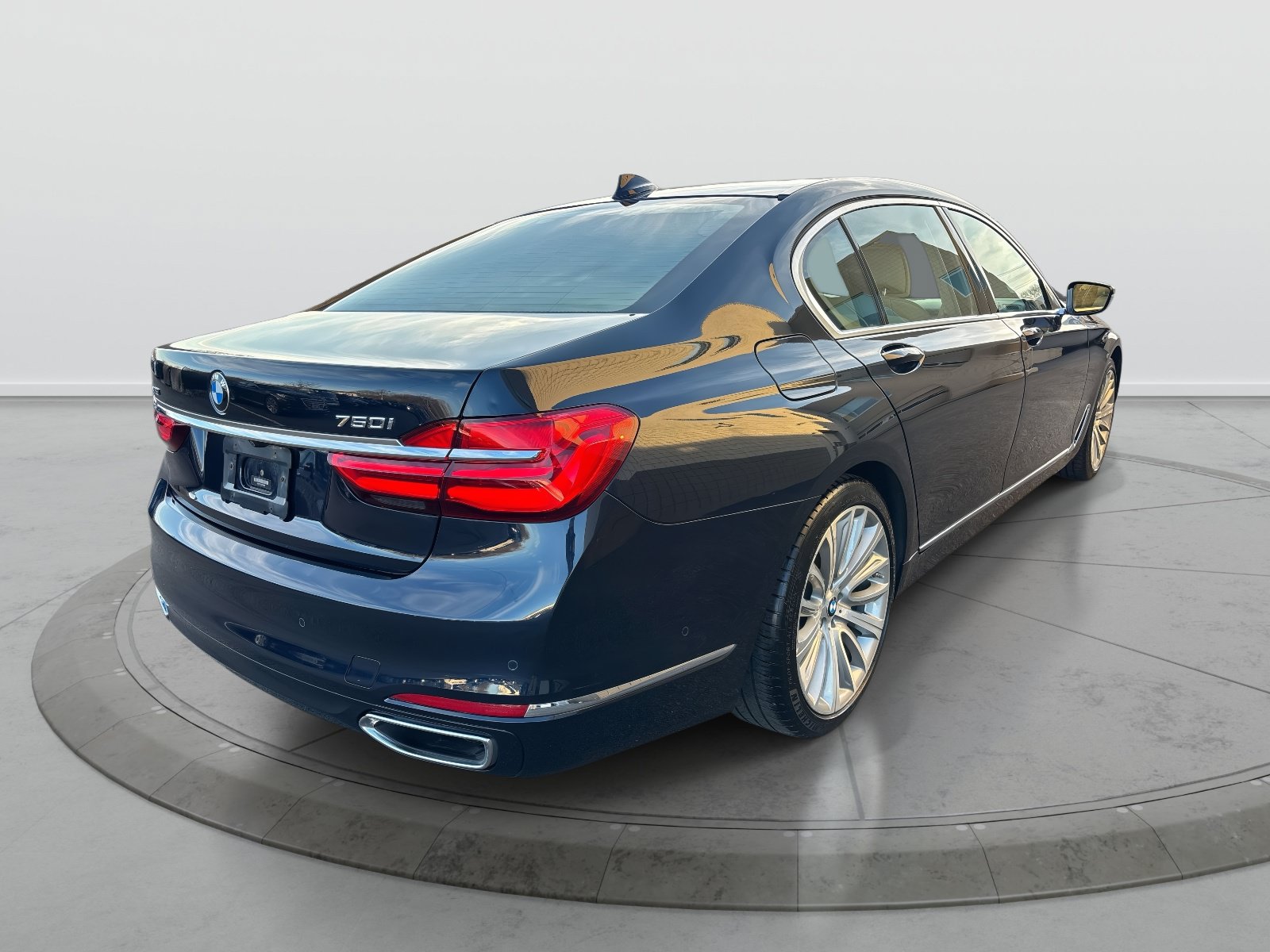 Used 2018 BMW 750i xDrive AWD/4WD image 5