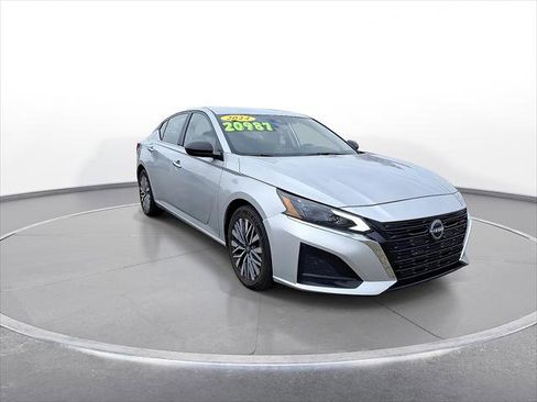 Used 2024 Nissan Altima 2.5 SV FWD image 2