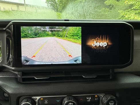 Used 2025 Jeep Gladiator Overland AWD/4WD image 22
