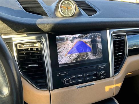 Used 2018 Porsche Macan image 18