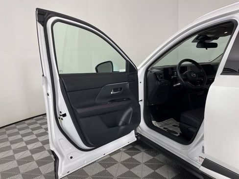 Certified 2025 Nissan Kicks SR FWD image 17
