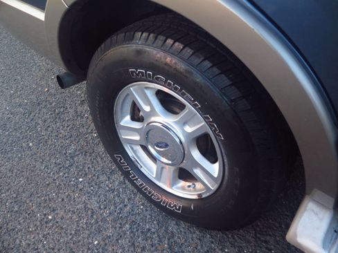 Used 2004 Ford Expedition Eddie Bauer image 38