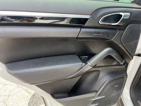 Used 2017 Porsche Cayenne AWD/4WD image 7