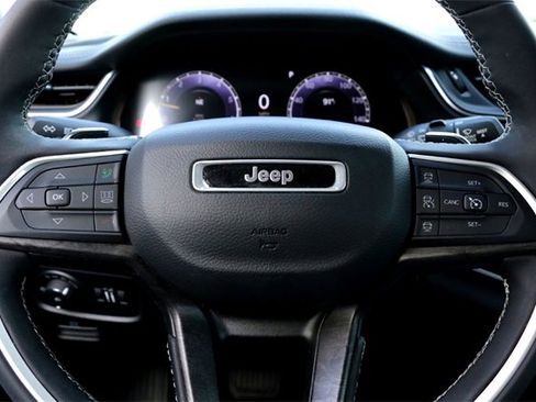 Used 2023 Jeep Grand Cherokee Limited w/ Luxury Tech Group II image 12