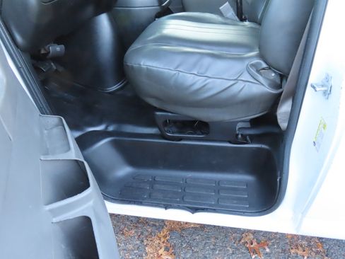 Used 2015 Chevrolet Express 2500 image 9