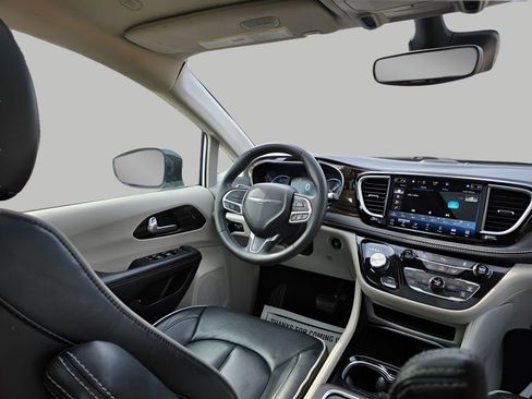 Used 2023 Chrysler Pacifica Limited FWD image 11