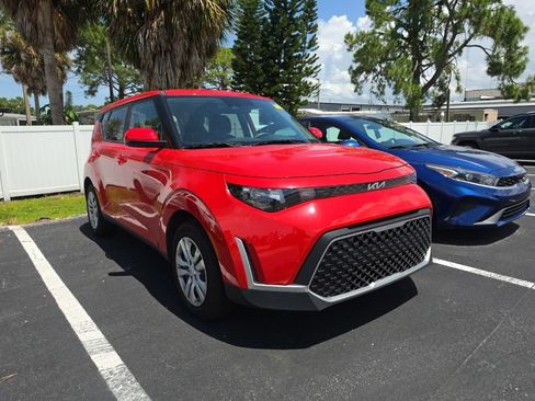 Used 2025 Kia Soul LX FWD image 1