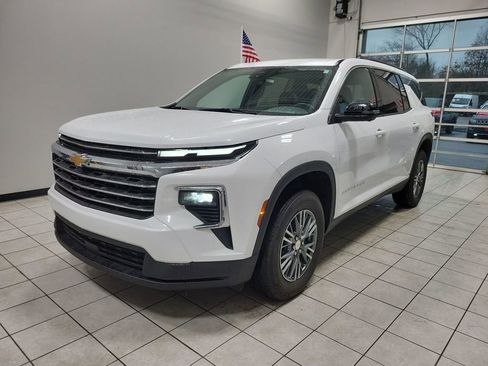 Used 2024 Chevrolet Traverse LT image 2