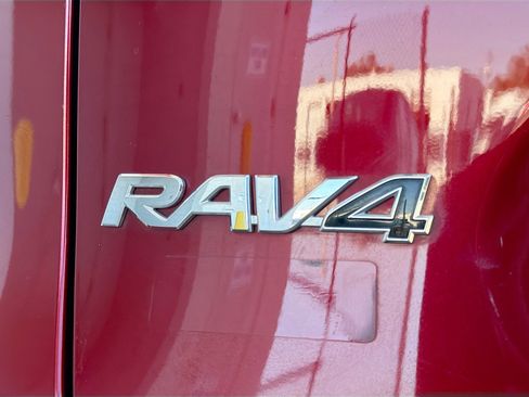 Used 2020 Toyota RAV4 LE image 11