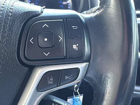 Used 2018 Toyota Highlander Plus w/ Carpet Mat Package (TMS) FWD image 13