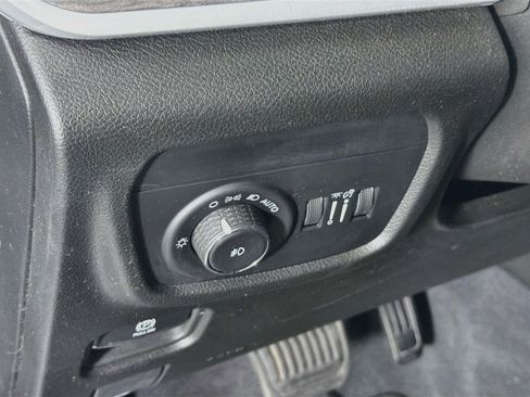 Used 2023 Jeep Grand Cherokee L Limited w/ Luxury Tech Group II RWD image 17