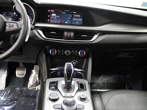 Used 2022 Alfa Romeo Stelvio Veloce image 25