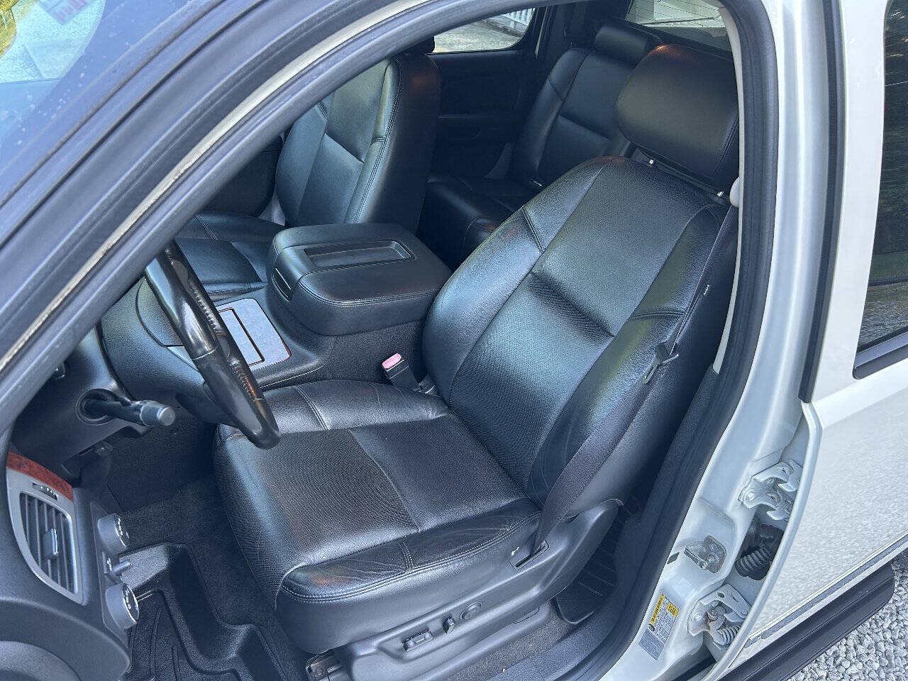 Used 2013 Chevrolet Avalanche LTZ AWD/4WD image 11
