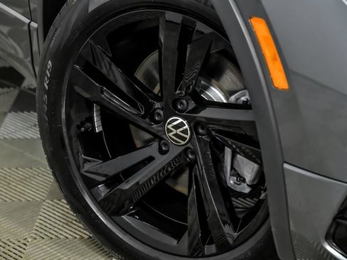 Certified 2024 Volkswagen Tiguan SE R-Line AWD/4WD image 3