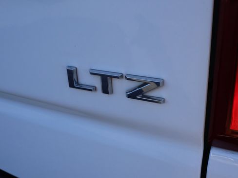 Used 2022 Chevrolet Silverado 1500 LTZ w/ LTZ Convenience Package II AWD/4WD image 28
