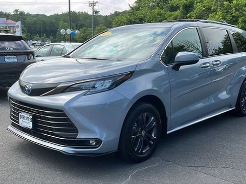 Certified 2024 Toyota Sienna XLE Woodland Edition image 3