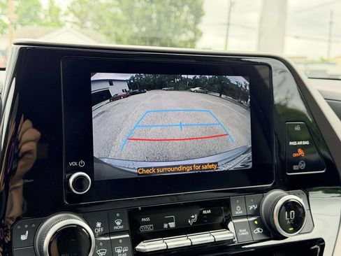 Used 2023 Toyota Highlander XLE AWD/4WD image 4