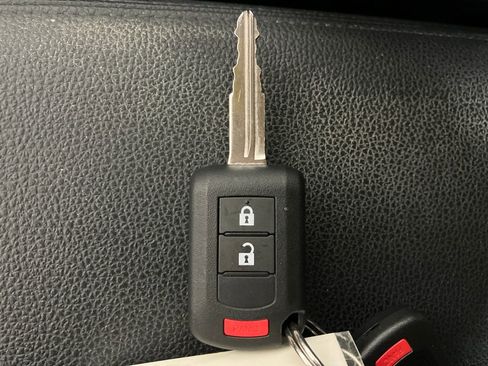 Used 2018 Mitsubishi Outlander ES image 31