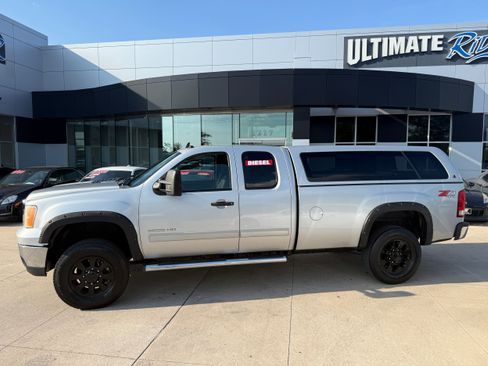 Used 2011 GMC Sierra 2500 SLE w/ SLE Preferred Package AWD/4WD image 2