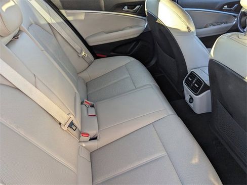 Used 2023 Genesis G70 2.0T image 13