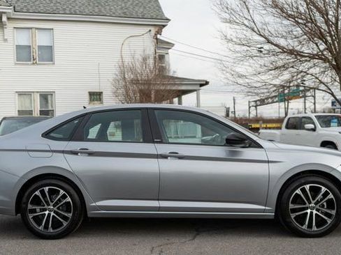 Used 2024 Volkswagen Jetta Sport image 5
