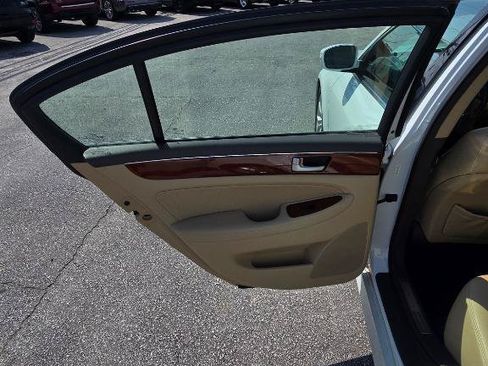 Used 2013 Hyundai Genesis 3.8 RWD image 11