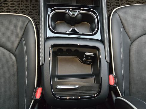 New 2026 Chrysler Pacifica Limited w/ Uconnect Theater Family Group image 10