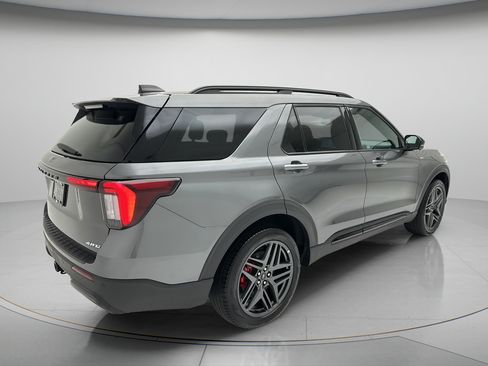 Used 2025 Ford Explorer ST-Line w/ ST-Line Street Pack AWD/4WD image 5